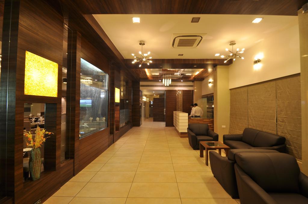 เลแกรนเรซิเดนซี่ Hotel อาเมดาบัด ภายนอก รูปภาพ