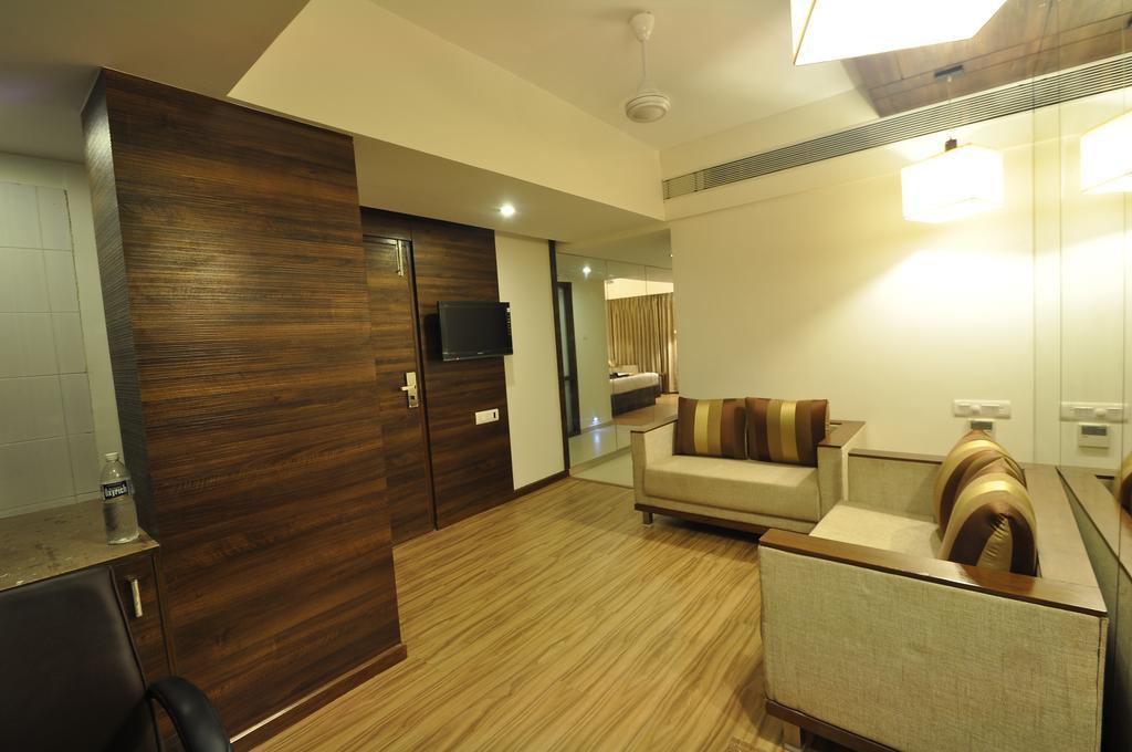 เลแกรนเรซิเดนซี่ Hotel อาเมดาบัด ภายนอก รูปภาพ