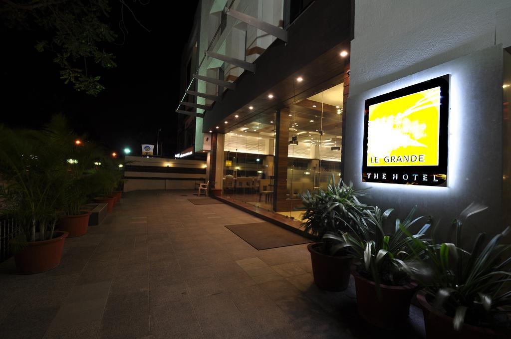 เลแกรนเรซิเดนซี่ Hotel อาเมดาบัด ภายนอก รูปภาพ
