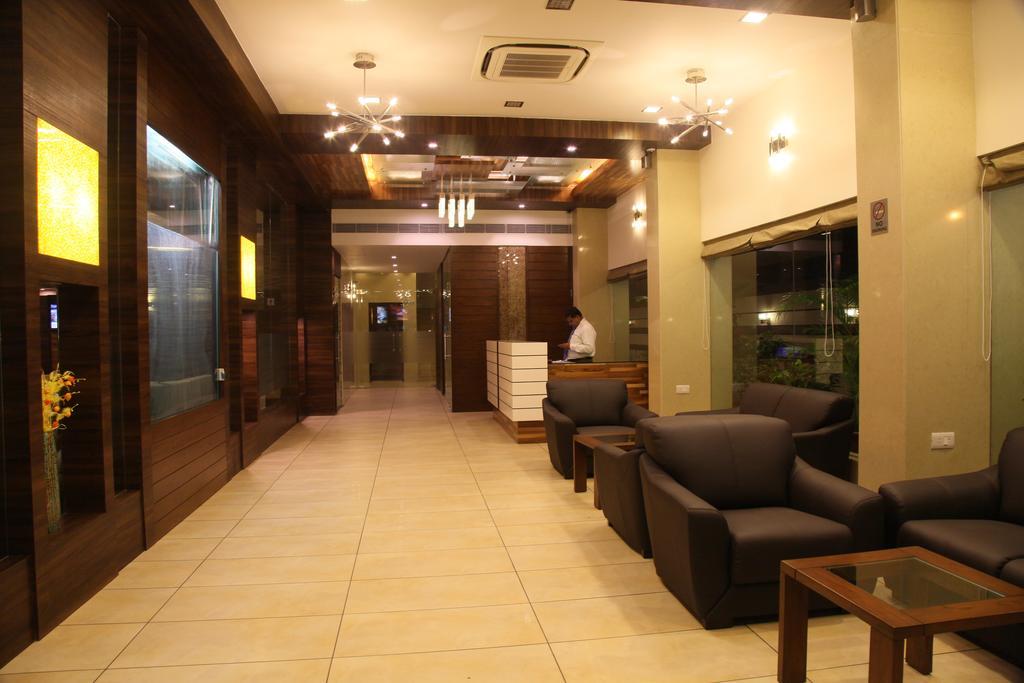 เลแกรนเรซิเดนซี่ Hotel อาเมดาบัด ภายนอก รูปภาพ
