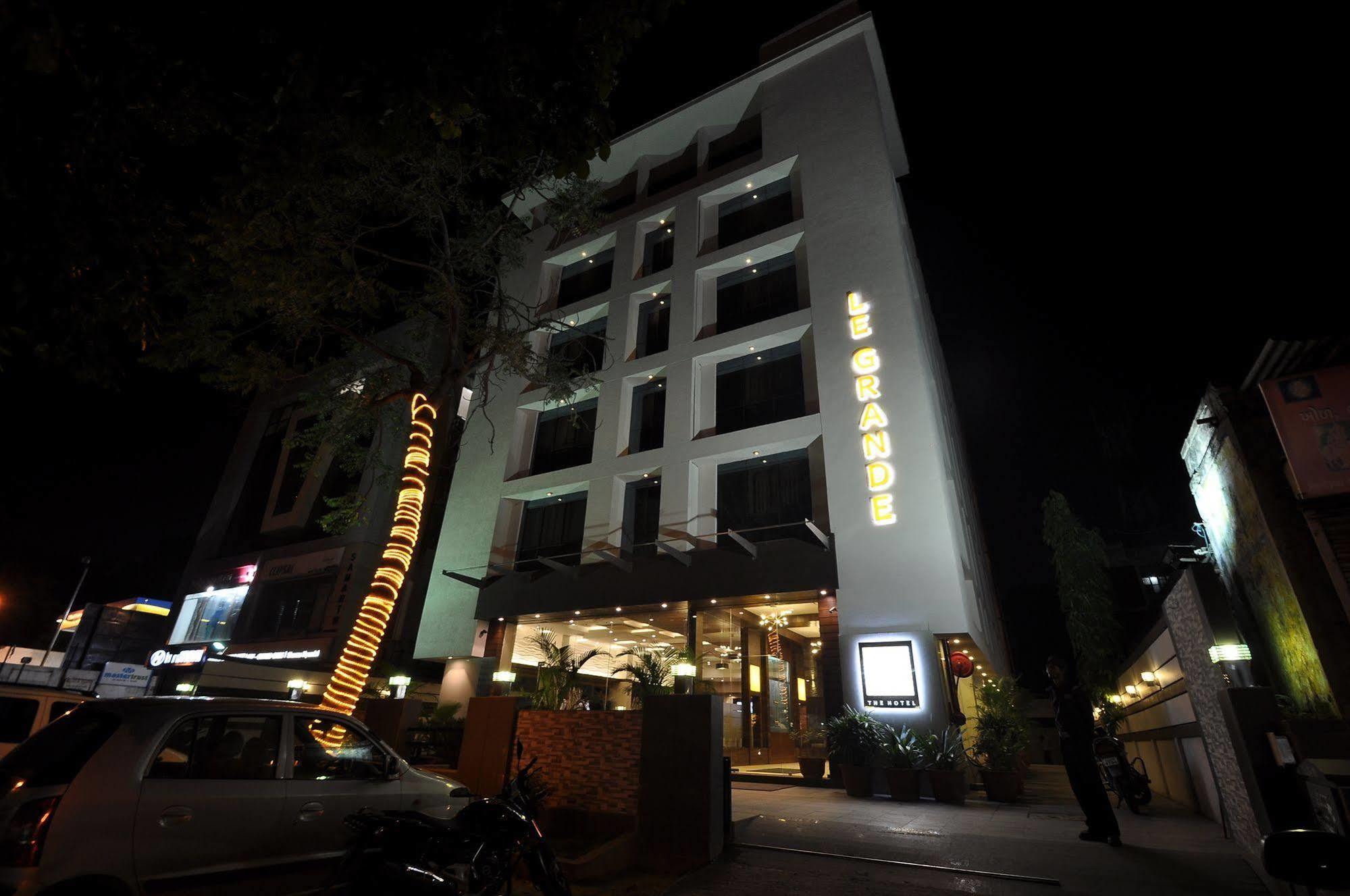 เลแกรนเรซิเดนซี่ Hotel อาเมดาบัด ภายนอก รูปภาพ