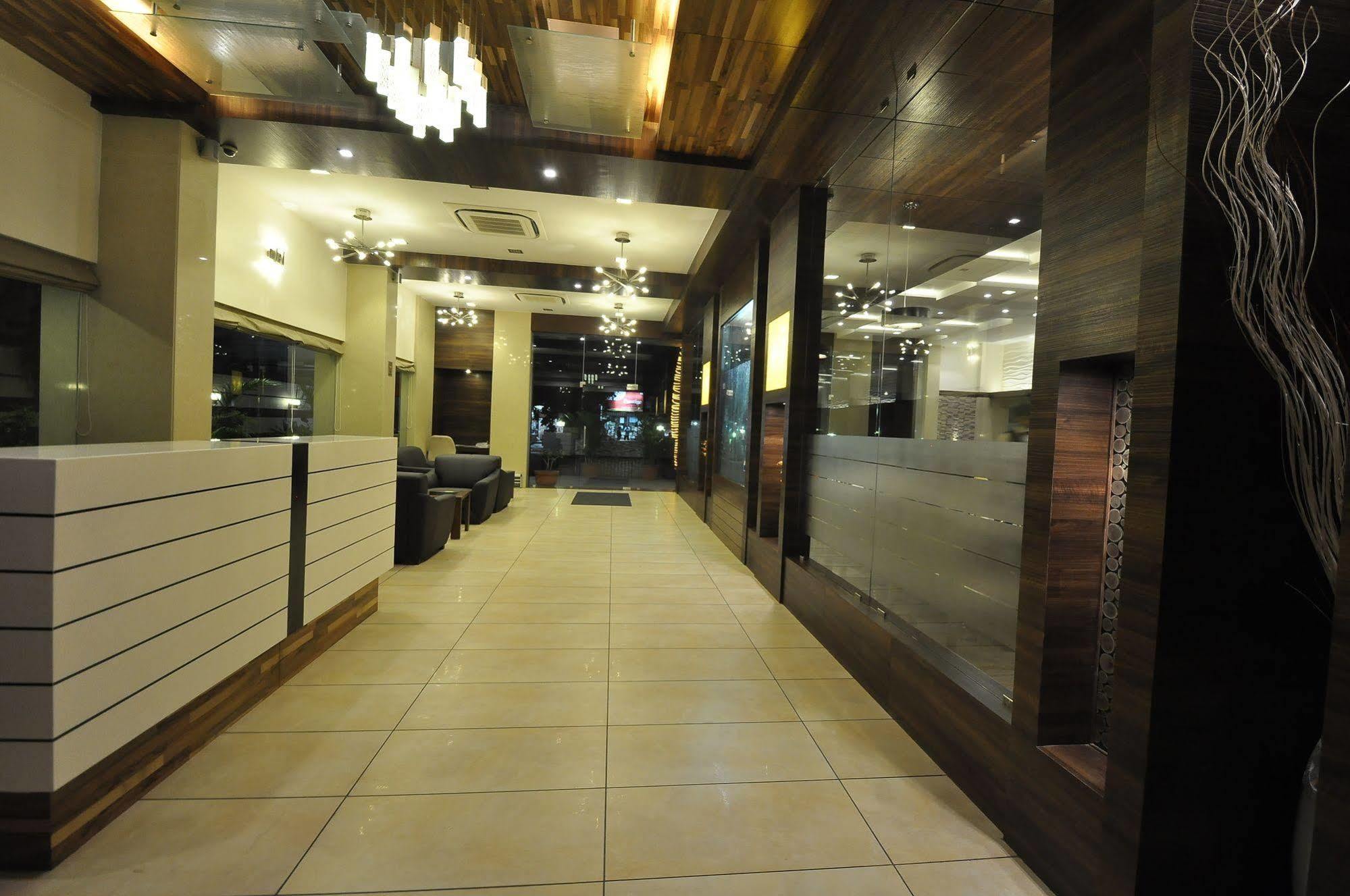 เลแกรนเรซิเดนซี่ Hotel อาเมดาบัด ภายนอก รูปภาพ