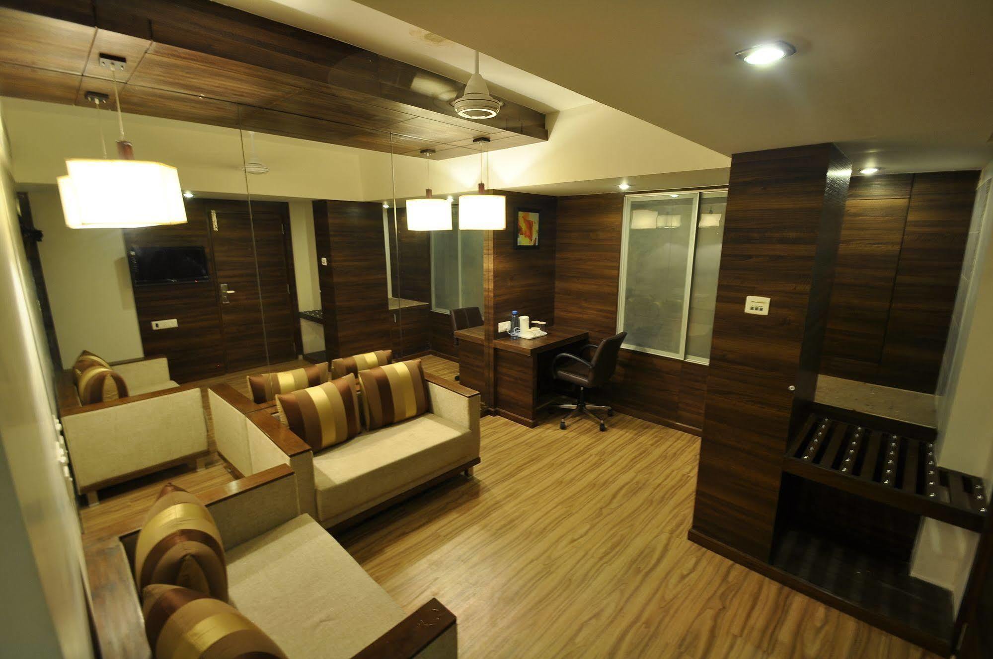 เลแกรนเรซิเดนซี่ Hotel อาเมดาบัด ภายนอก รูปภาพ