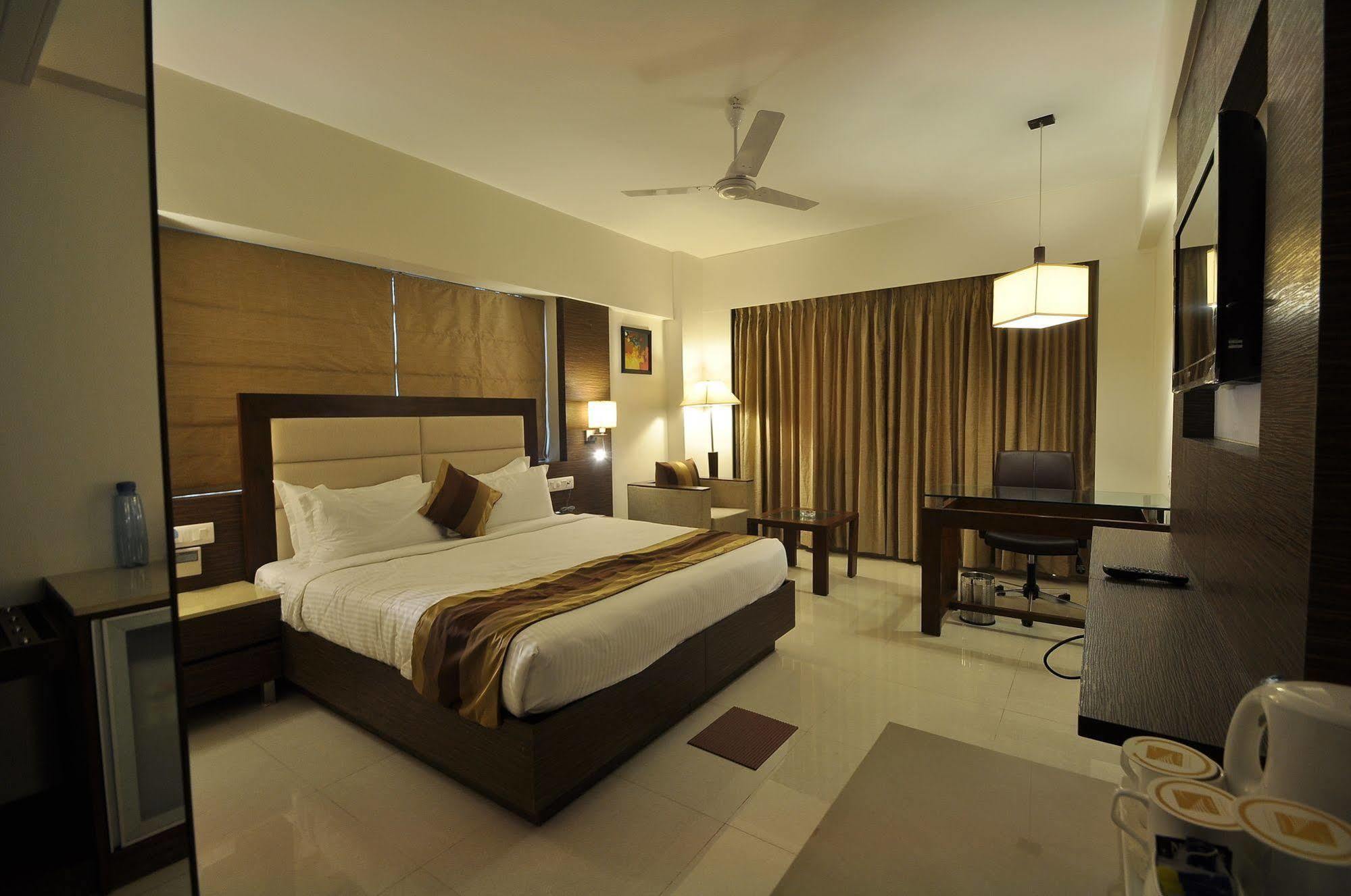 เลแกรนเรซิเดนซี่ Hotel อาเมดาบัด ภายนอก รูปภาพ
