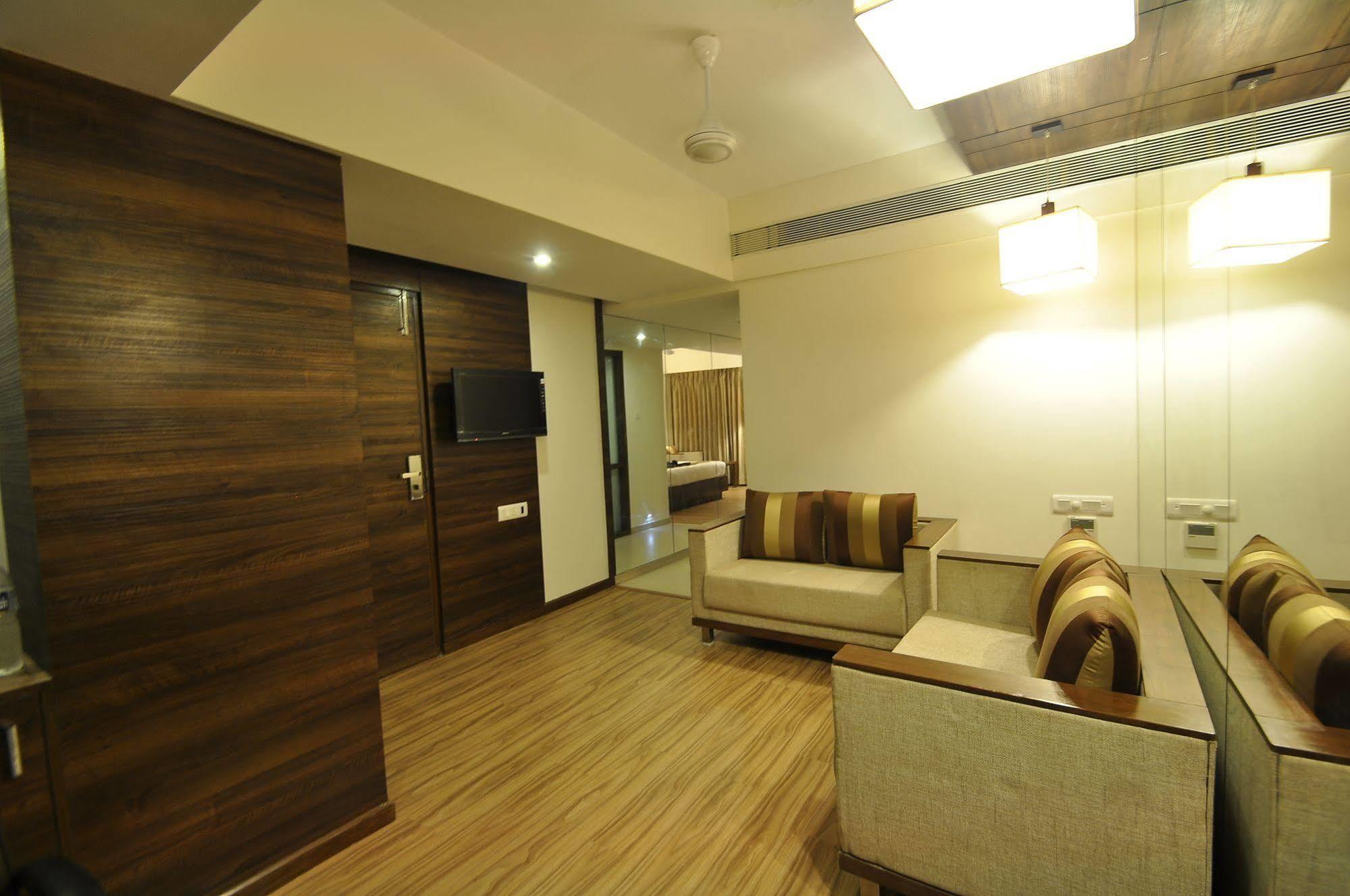 เลแกรนเรซิเดนซี่ Hotel อาเมดาบัด ภายนอก รูปภาพ