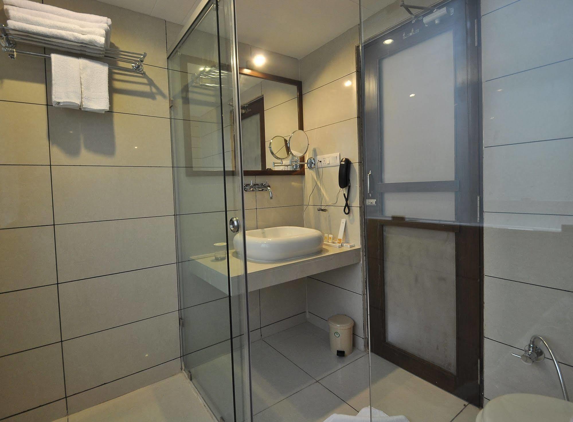 เลแกรนเรซิเดนซี่ Hotel อาเมดาบัด ภายนอก รูปภาพ