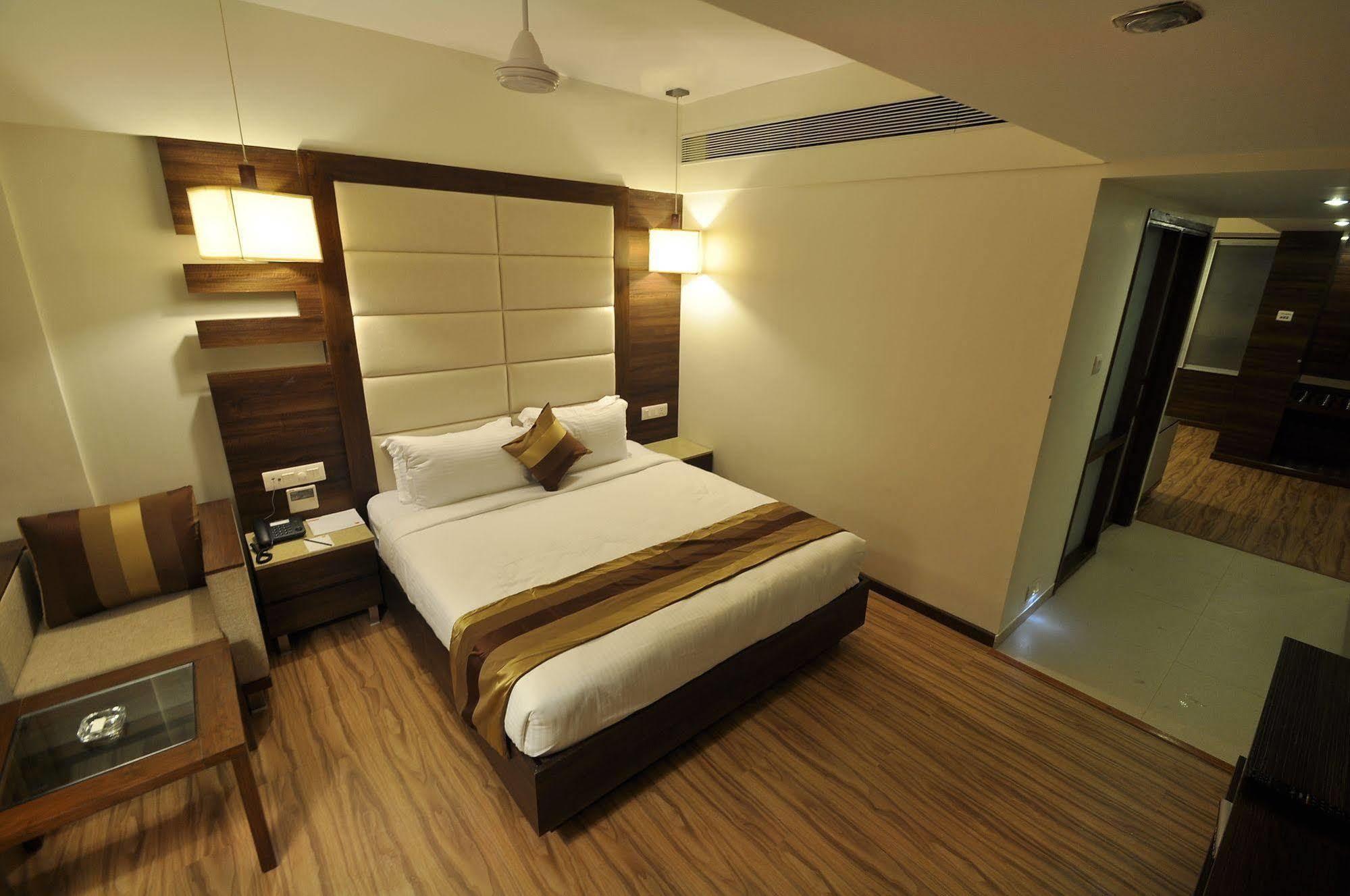 เลแกรนเรซิเดนซี่ Hotel อาเมดาบัด ภายนอก รูปภาพ