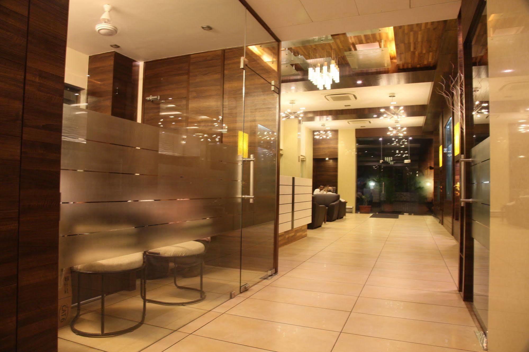 เลแกรนเรซิเดนซี่ Hotel อาเมดาบัด ภายนอก รูปภาพ