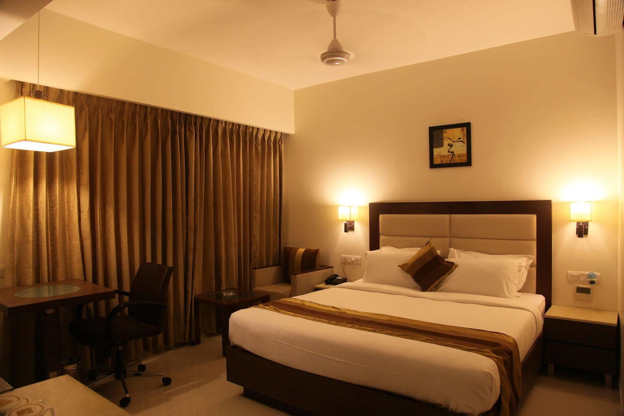 เลแกรนเรซิเดนซี่ Hotel อาเมดาบัด ภายนอก รูปภาพ