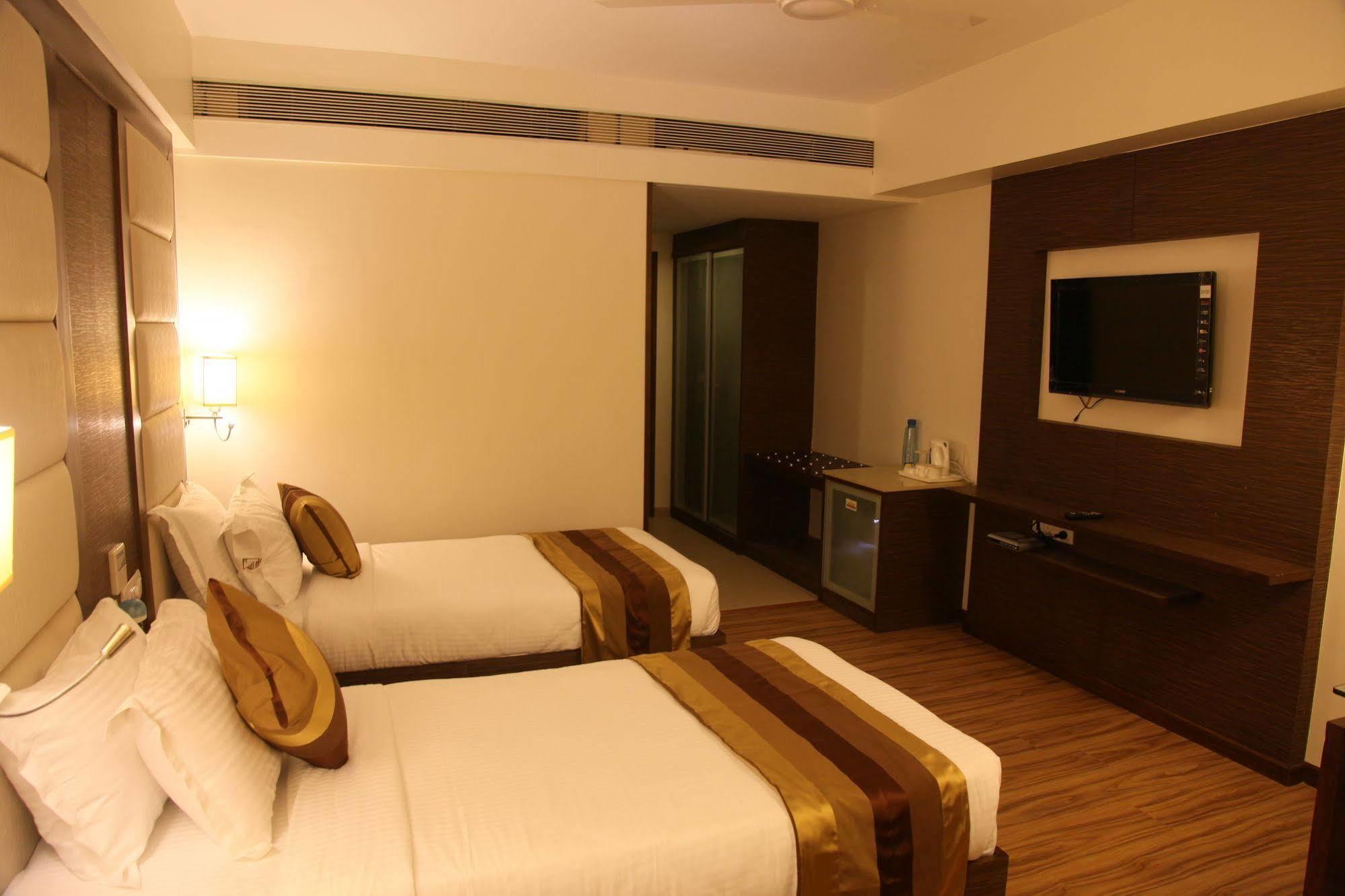 เลแกรนเรซิเดนซี่ Hotel อาเมดาบัด ภายนอก รูปภาพ